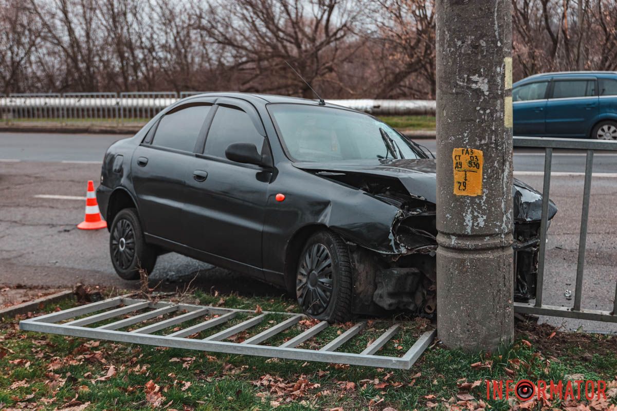 На дорогах лежать частини від бамперів У Дніпрі на Космічній Daewoo зіткнувся з Subaru та влетів у стовп: зайняті дві смуги, постраждав водій 8