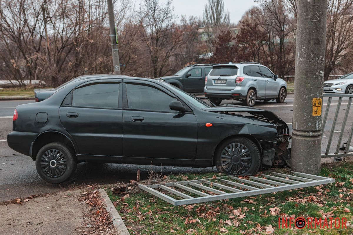 На місці працюю поліцейські У Дніпрі на Космічній Daewoo зіткнувся з Subaru та влетів у стовп: зайняті дві смуги, постраждав водій 9