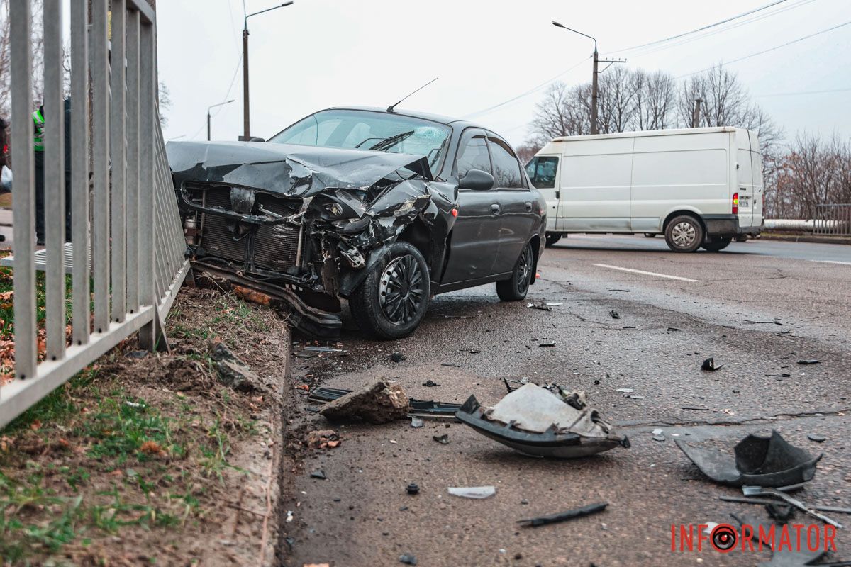 Зайнята смуга у напрямку Набережної Перемоги та Запорізького шосе У Дніпрі на Космічній Daewoo зіткнувся з Subaru та влетів у стовп: зайняті дві смуги, постраждав водій 10