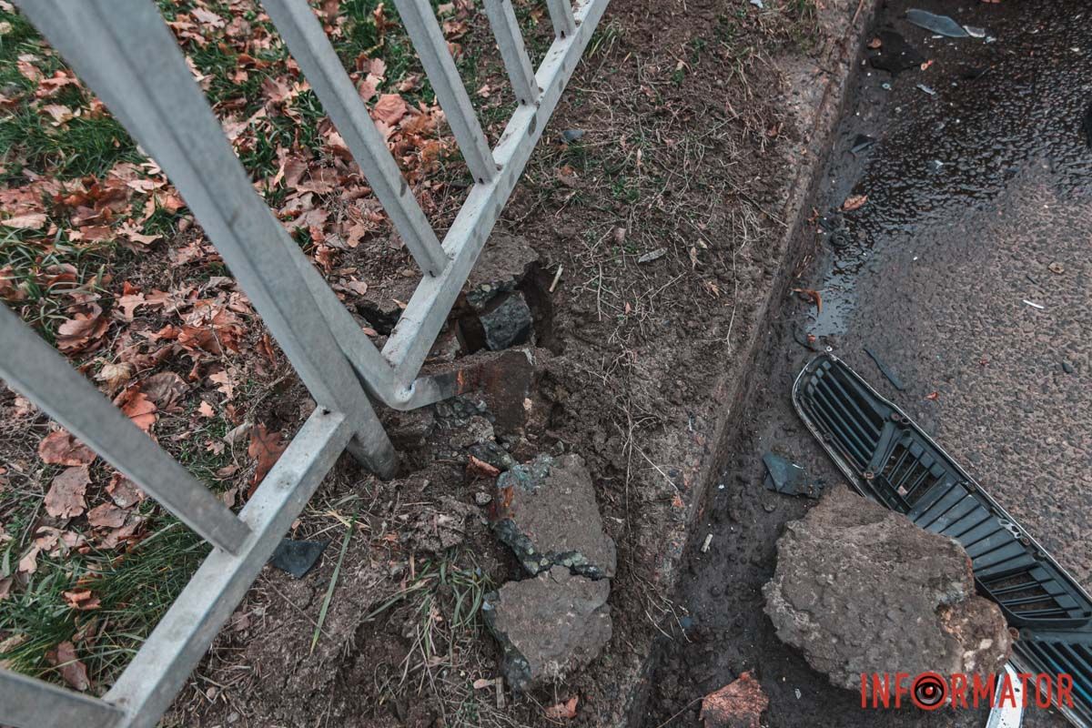 Пошкодження від зіткнення У Дніпрі на Космічній Daewoo зіткнувся з Subaru та влетів у стовп: зайняті дві смуги, постраждав водій 11