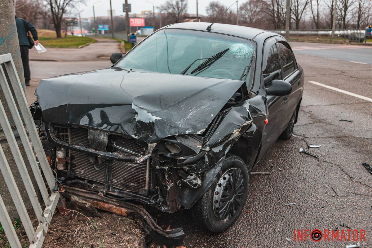 Передню частину авто практично зім'яло У Дніпрі на Космічній Daewoo зіткнувся з Subaru та влетів у стовп: зайняті дві смуги, постраждав водій 12