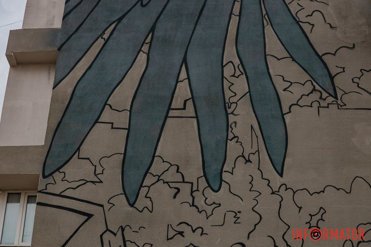 Будинок прикрашають два лелеки Будинок прикрашають два лелеки