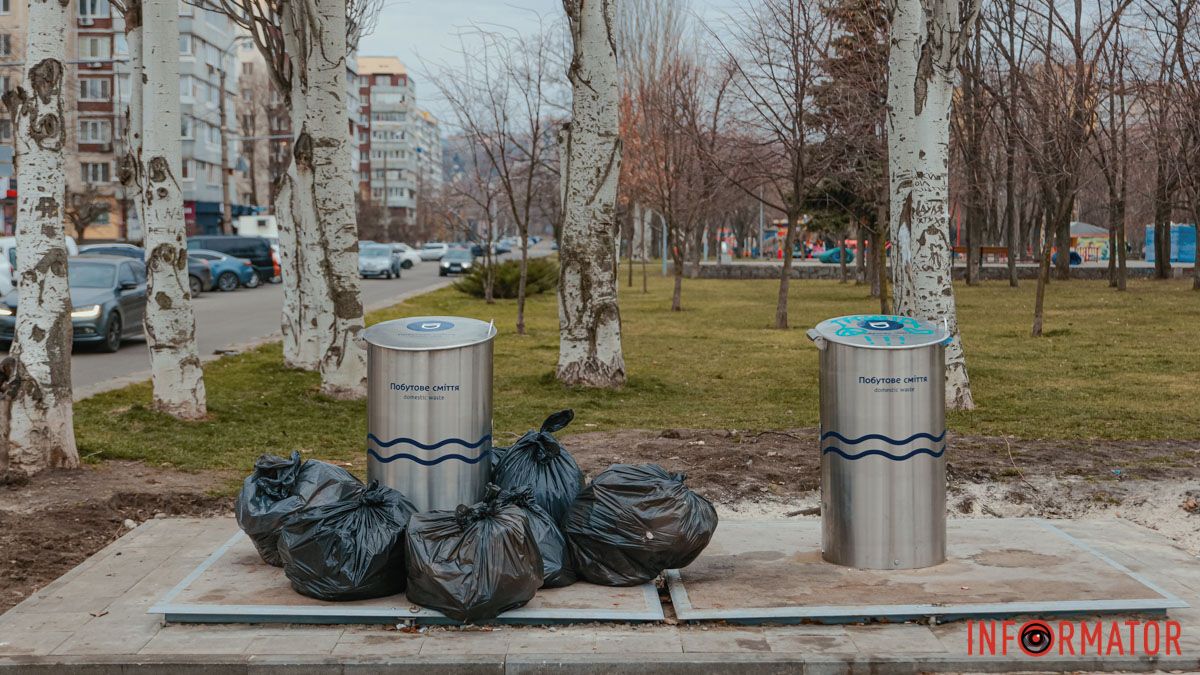 В Днепре на бульваре Славы переполнены подземные контейнеры, которые должны были решить проблему с мусором