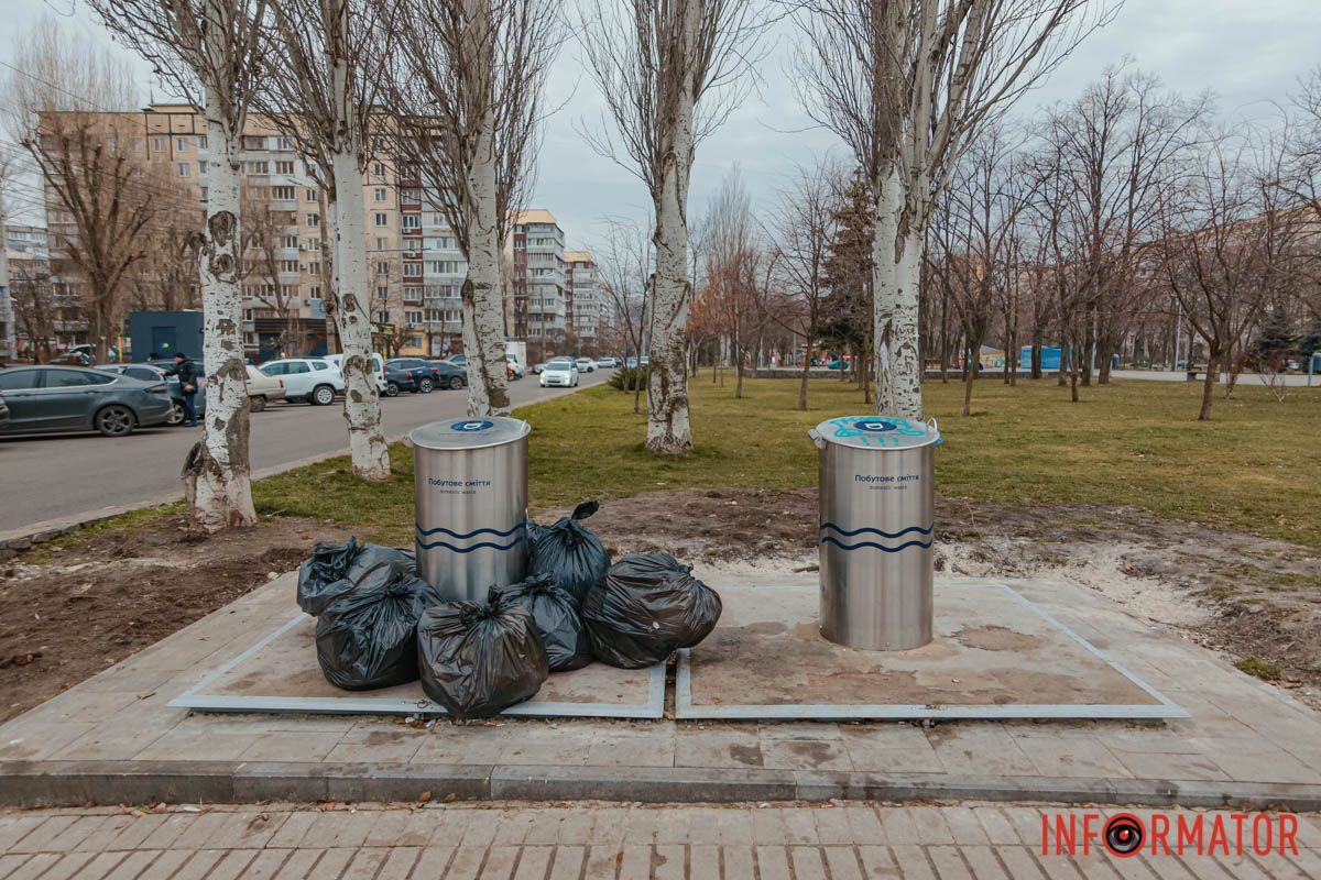 Втім, на бульварі Слави підземні контейнери стоять переповнені й досі