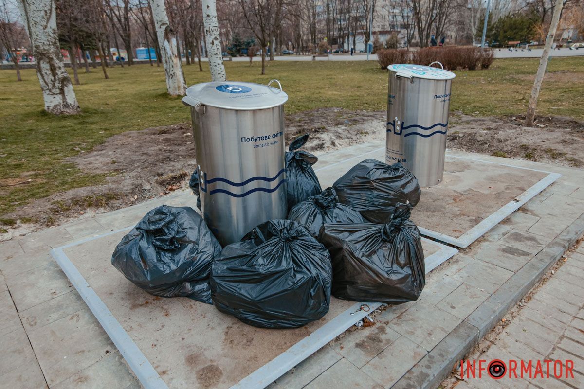 А біля них можна помітити декілька мішків зі сміттям