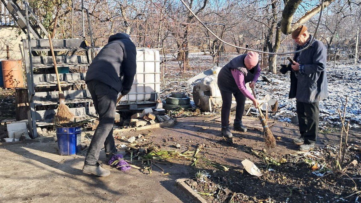 Також людям видають будівельні матеріали Також людям видають будівельні матеріали