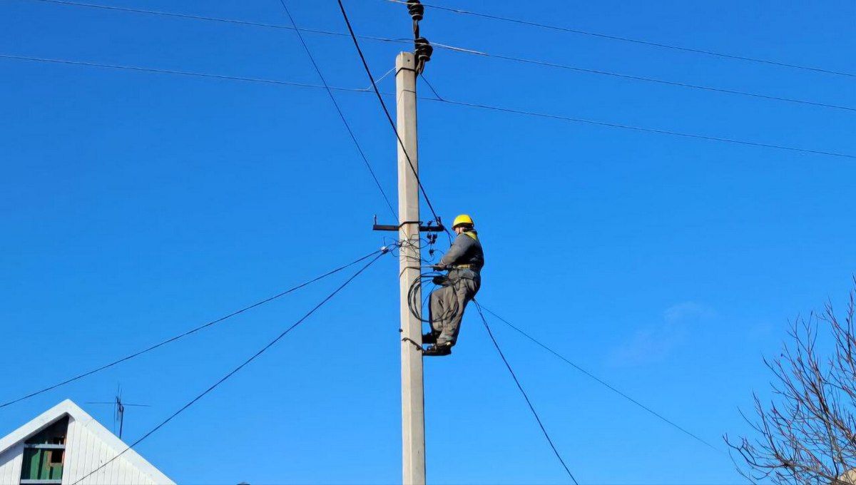 На місці працюють відповідні служби та приводять все до ладу На місці працюють відповідні служби та приводять все до ладу