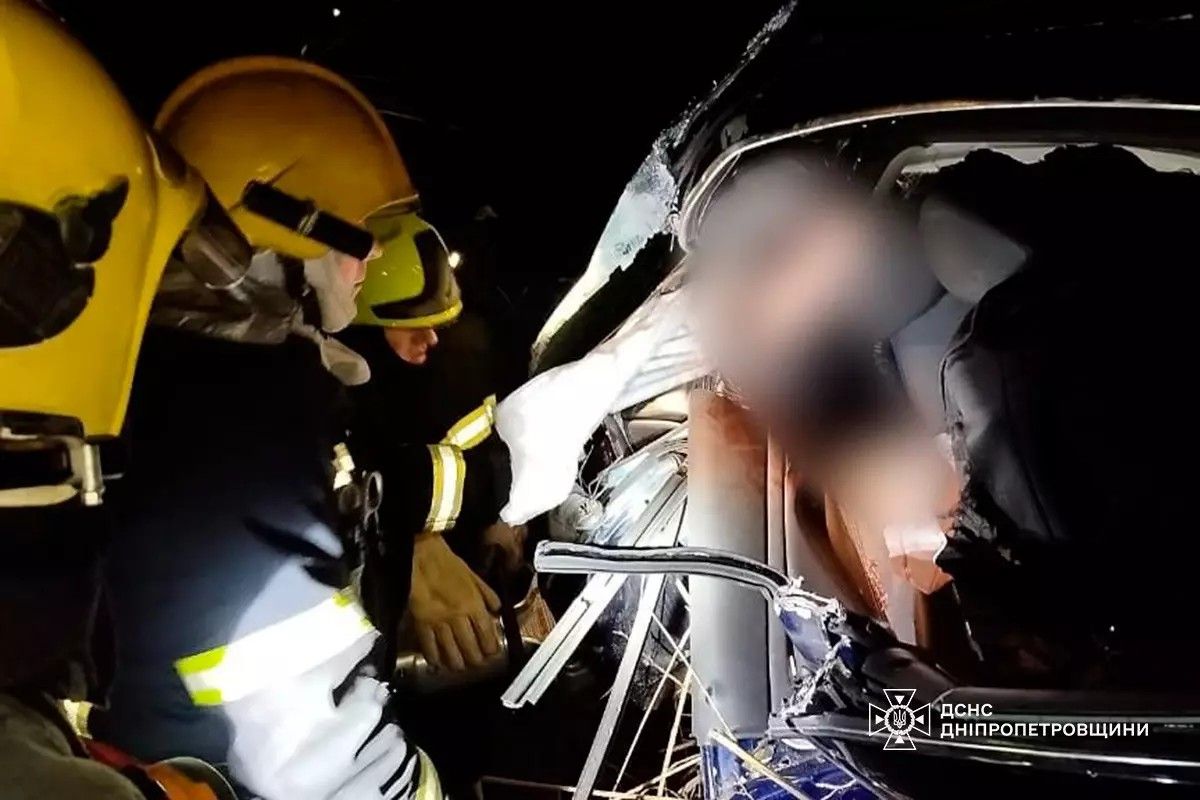 Рятувальники дістали чоловіка, 1986 року народження, з автівки та передали рятувальникам Рятувальники дістали чоловіка, 1986 року народження, з автівки та передали рятувальникам