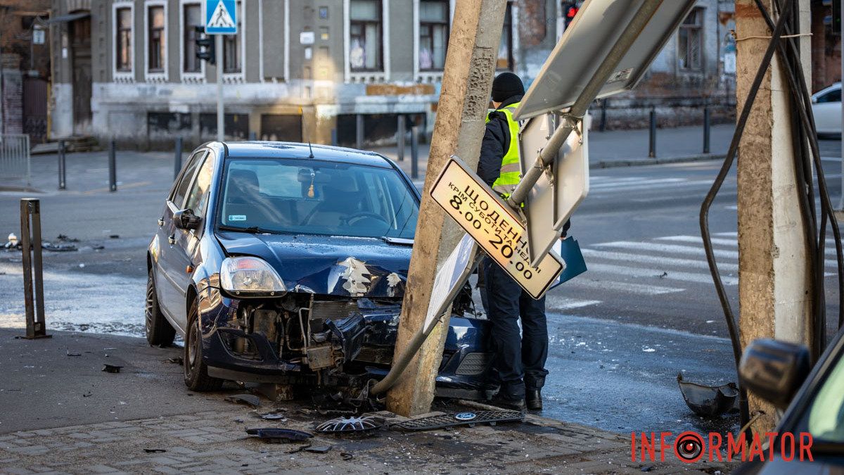 У Дніпрі на Троїцькій через кригу на дорозі зіткнулись Peugeot та Ford: остання в'їхала в знак для паркування