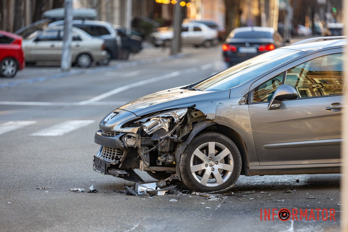 Aвтівка Peugeout У Дніпрі на Троїцькій через кригу на дорозі зіткнулись Peugeot та Ford: остання в'їхала в знак для паркування 1