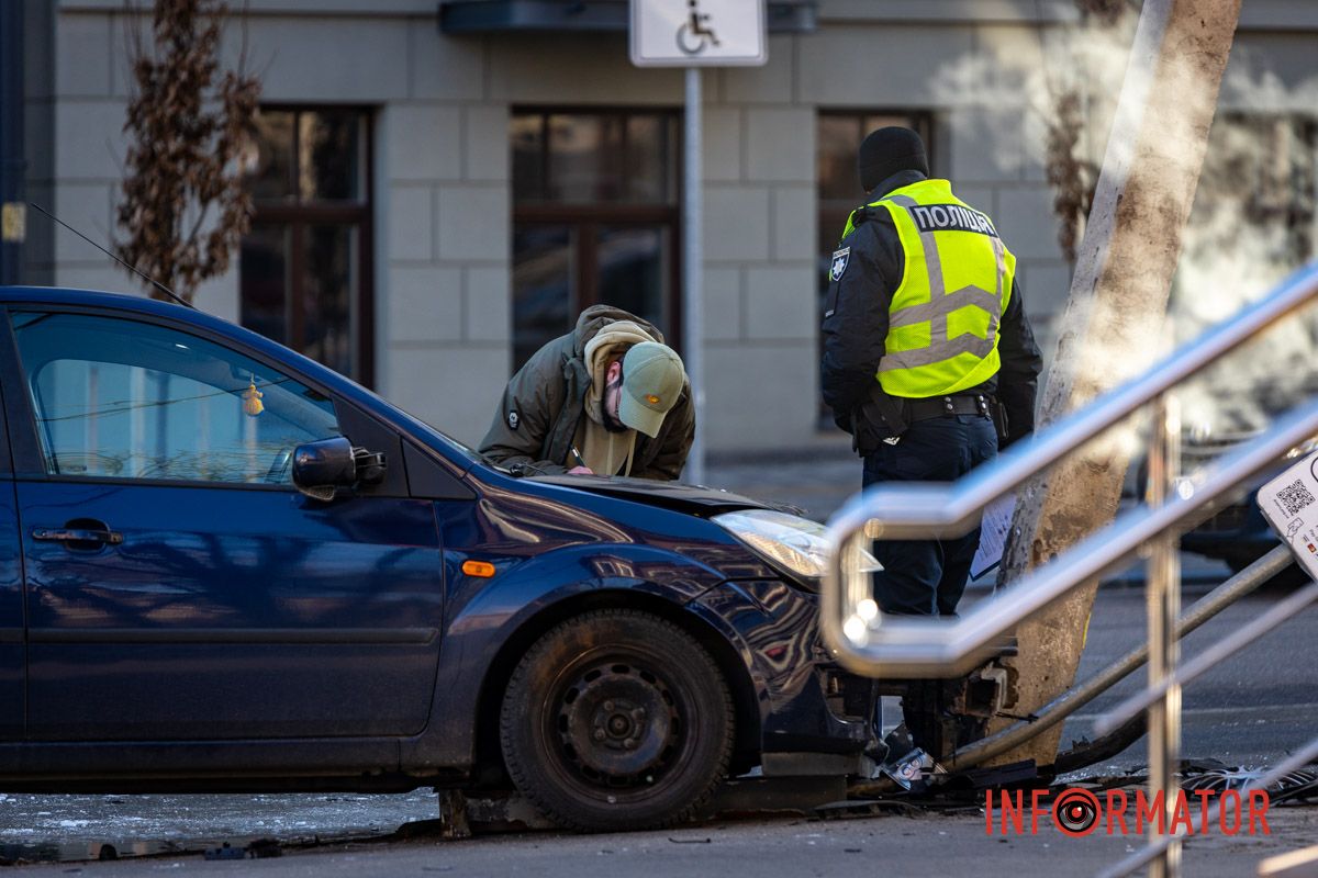 Усі обставини ДТП встановлюватимуть поліцейські У Дніпрі на Троїцькій через кригу на дорозі зіткнулись Peugeot та Ford: остання в'їхала в знак для паркування 2