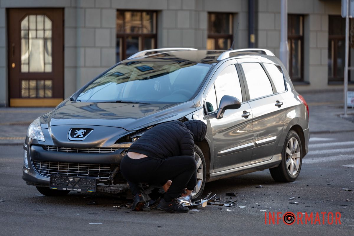 Peugeout їхав зі сторони Святослава Хороброго У Дніпрі на Троїцькій через кригу на дорозі зіткнулись Peugeot та Ford: остання в'їхала в знак для паркування 3