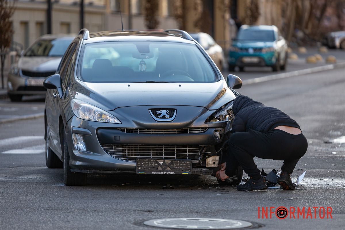 Ford зачепив Peugeout на кризі У Дніпрі на Троїцькій через кригу на дорозі зіткнулись Peugeot та Ford: остання в'їхала в знак для паркування 5