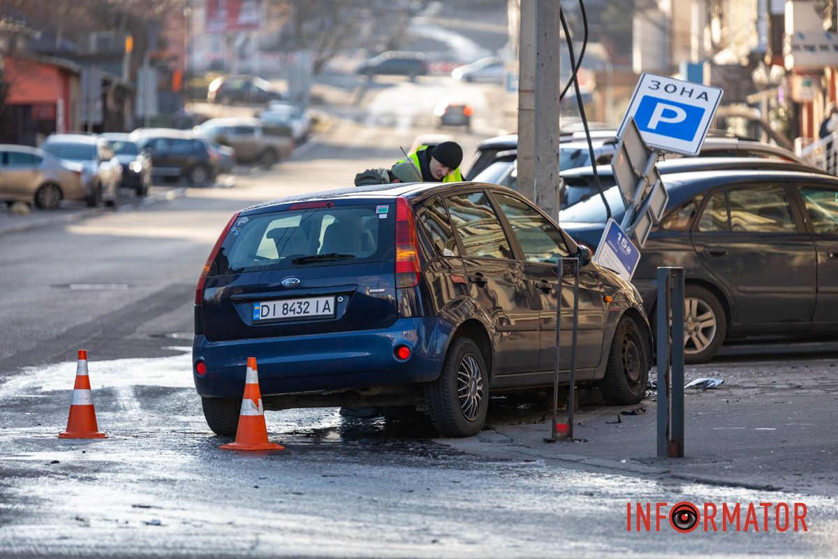 Ford їхав зі сторони Троїцької площі У Дніпрі на Троїцькій через кригу на дорозі зіткнулись Peugeot та Ford: остання в'їхала в знак для паркування 4