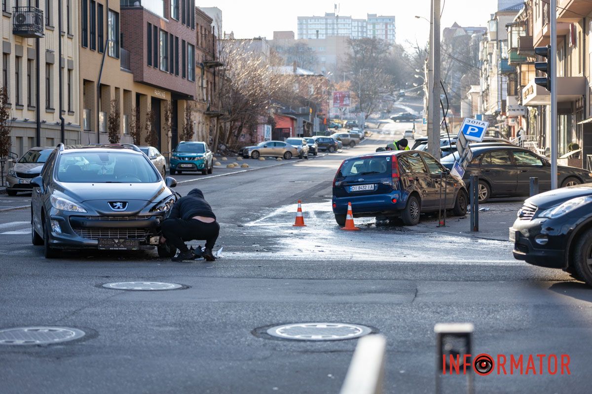 Аварія сталася на перехресті вулиць Старокозацької та Троїцької У Дніпрі на Троїцькій через кригу на дорозі зіткнулись Peugeot та Ford: остання в'їхала в знак для паркування 7