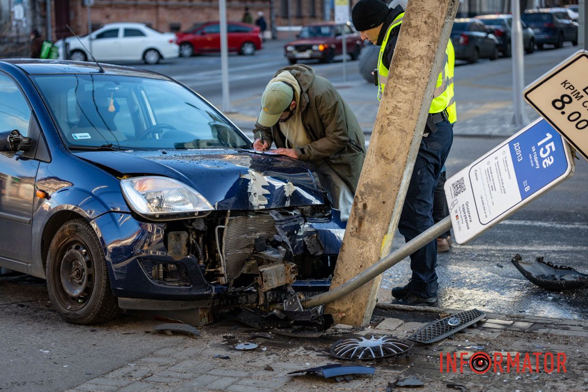 Поряд знаходиться зона для паркування У Дніпрі на Троїцькій через кригу на дорозі зіткнулись Peugeot та Ford: остання в'їхала в знак для паркування 9