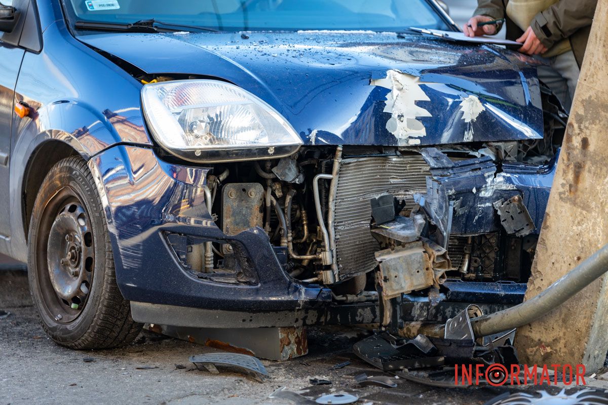 Ford отримав значні пошкодження У Дніпрі на Троїцькій через кригу на дорозі зіткнулись Peugeot та Ford: остання в'їхала в знак для паркування 10