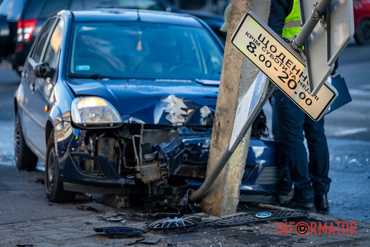 Автівка Ford на Троїцькій вулиці в'їхала в стовп У Дніпрі на Троїцькій через кригу на дорозі зіткнулись Peugeot та Ford: остання в'їхала в знак для паркування 6