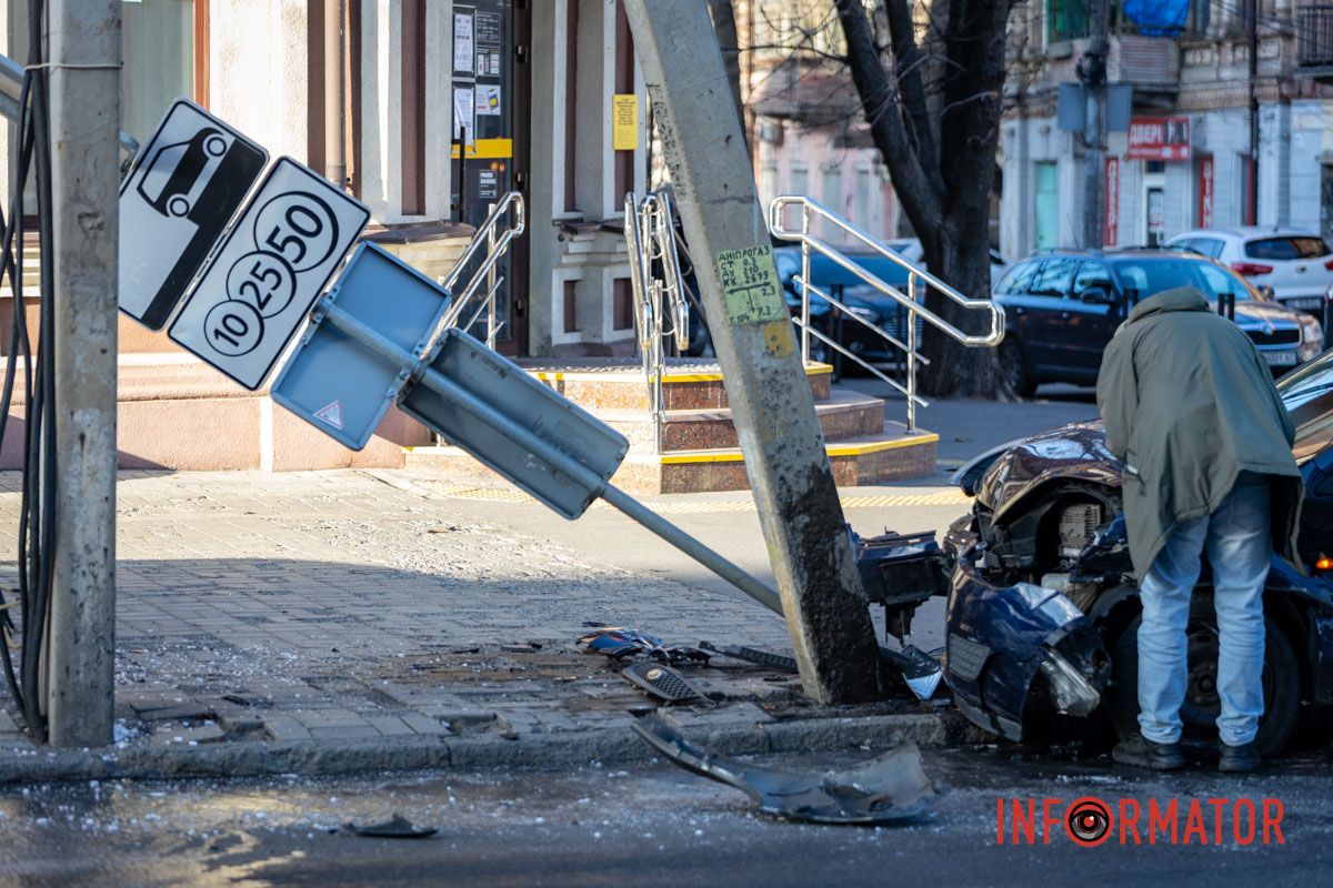 Ford в'їхав в дорожній знак У Дніпрі на Троїцькій через кригу на дорозі зіткнулись Peugeot та Ford: остання в'їхала в знак для паркування 8