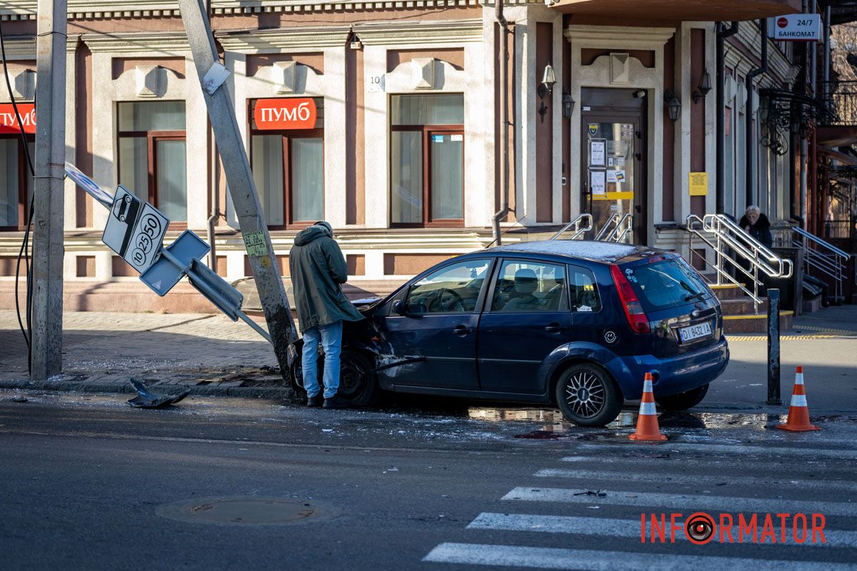 Попередньо, обійшлося без постраждалих У Дніпрі на Троїцькій через кригу на дорозі зіткнулись Peugeot та Ford: остання в'їхала в знак для паркування 12