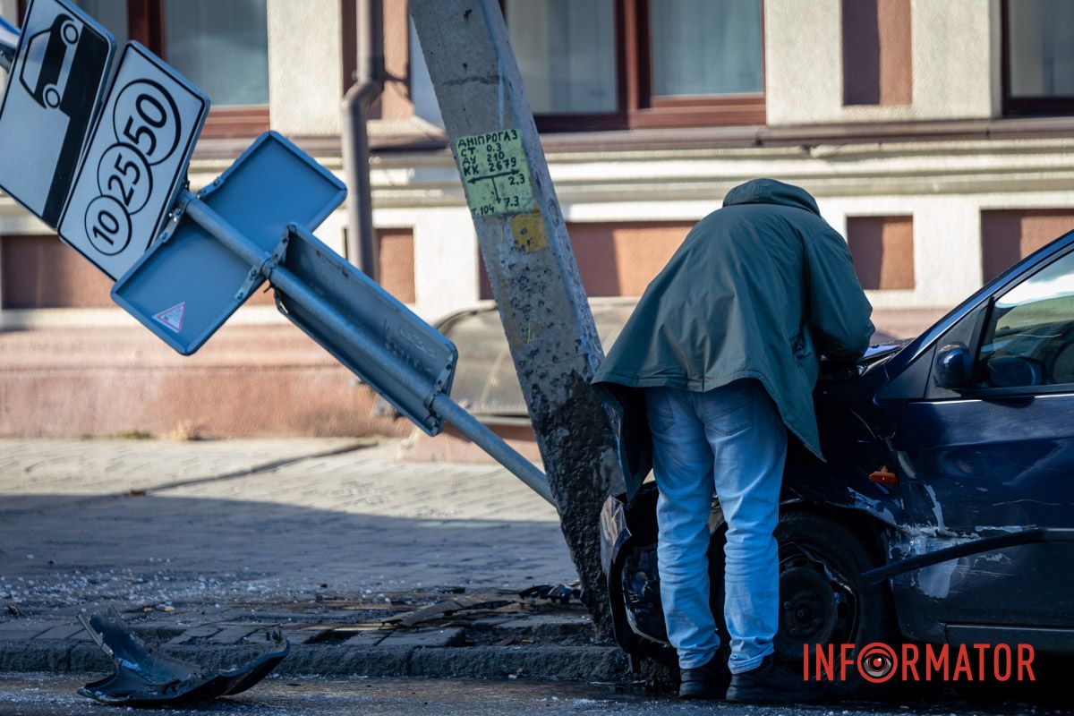 Аварія сталася 5 січня У Дніпрі на Троїцькій через кригу на дорозі зіткнулись Peugeot та Ford: остання в'їхала в знак для паркування 13