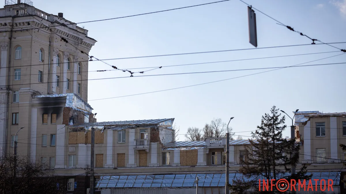 У Дніпрі за 13 мільйонів ремонтують дах будинку, в який у квітні влучила російська ракета