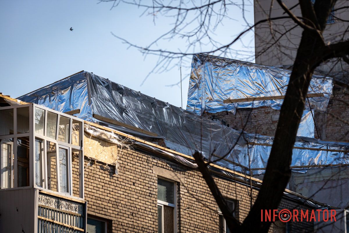На крыше лежит фольга В Днепре уже 8-й месяц за 13 миллионов ремонтируют дом, в который попала российская ракета 2
