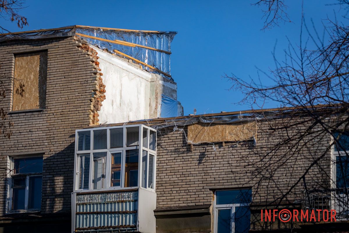 Другие окна закрыли листом фанеры В Днепре уже 8-й месяц за 13 миллионов ремонтируют дом, в который попала российская ракета 11