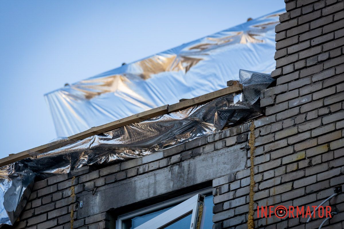 13 миллионов гривен потратили из бюджета на капремонт крыши дома В Днепре уже 8-й месяц за 13 миллионов ремонтируют дом, в который попала российская ракета 13