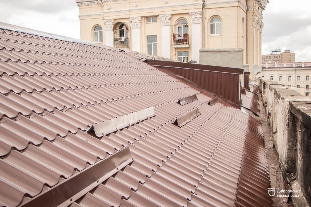 Кадры кровли, которые публиковал горсовет в октябре Кадры кровли, которые публиковал горсовет в октябре