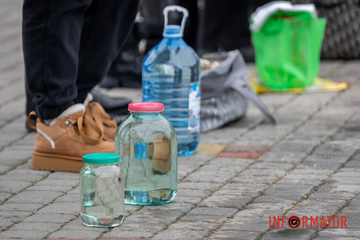 На дворе изыскивались люди, которые принесли с собой емкости с водой и ждали освящения