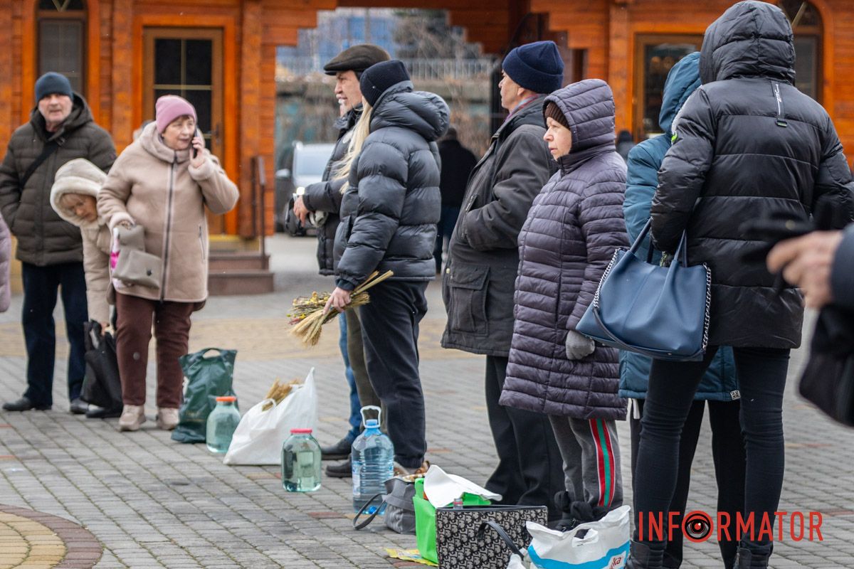 Также в храме можно было купить свечи и букеты цветов