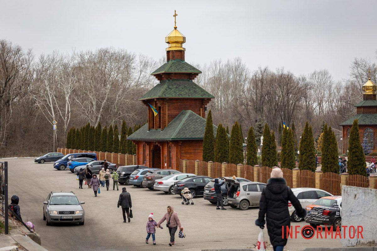 Люди идут в церковь