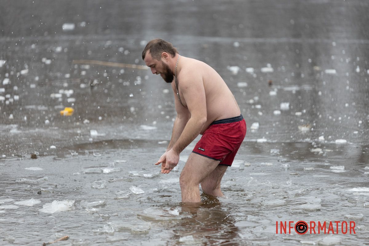 Только у последнего места нашли нескольких смельчаков, решивших погрузиться в воду