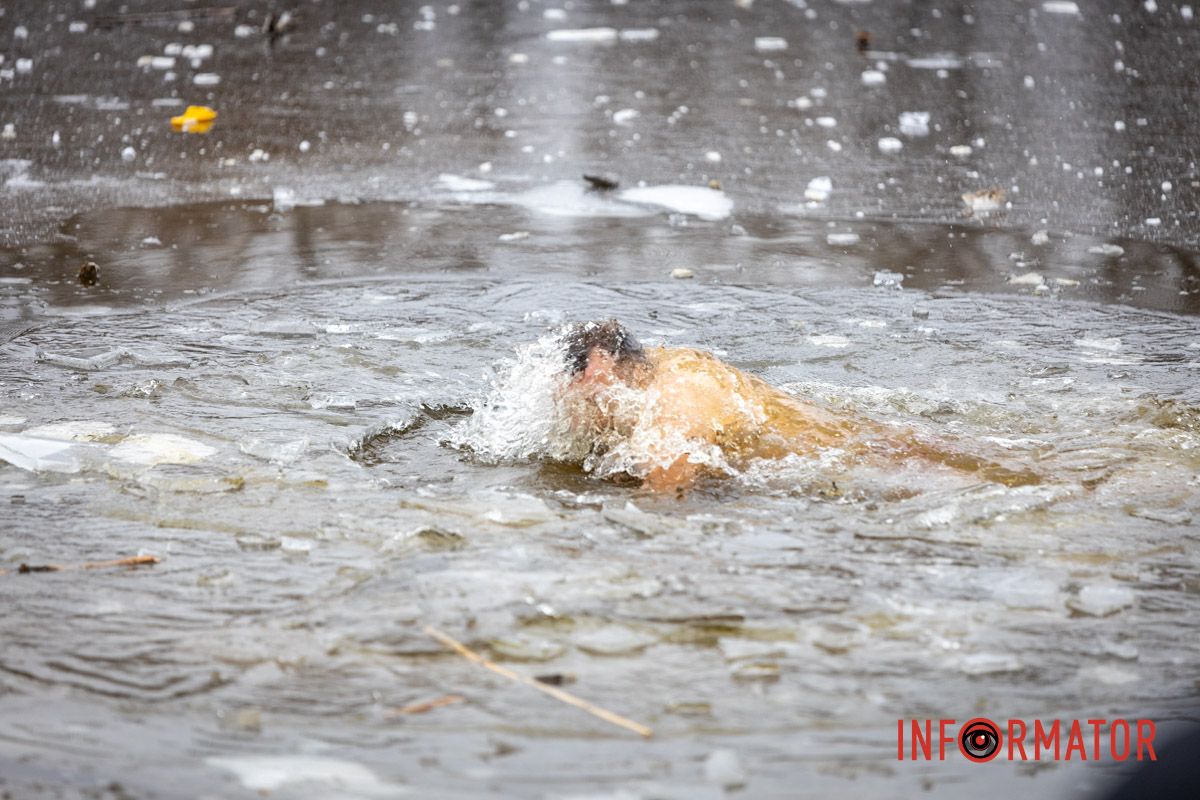 Люди самостоятельно вырубали лунки для погружения