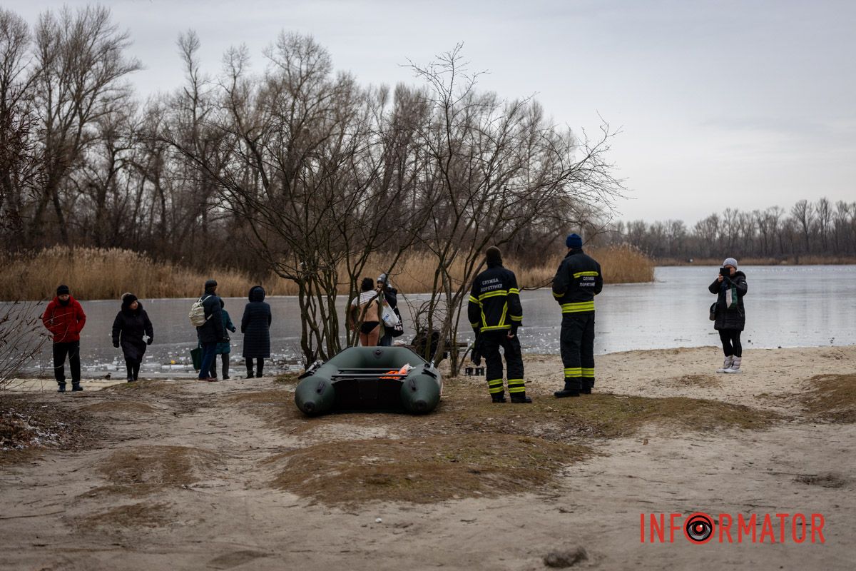 Спасатели следят