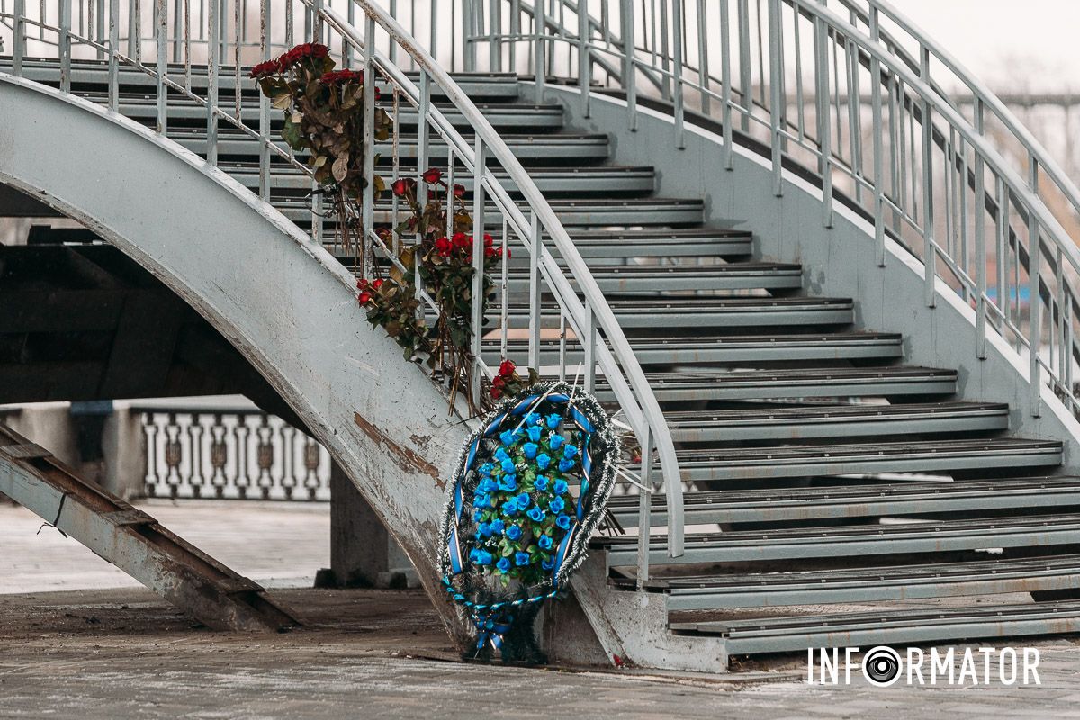 На месте смертельного ДТП в Днепре появились цветы