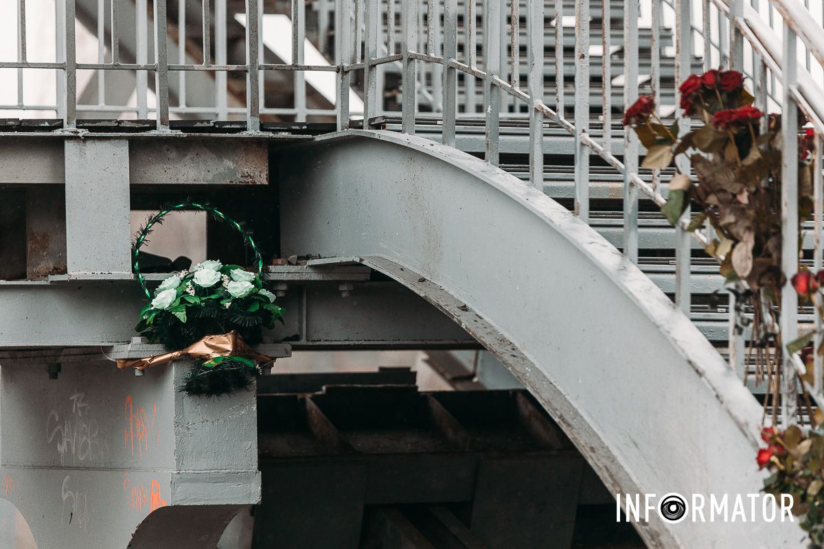 Неравнодушные днепряне, родственники, знакомые и друзья принесли цветы