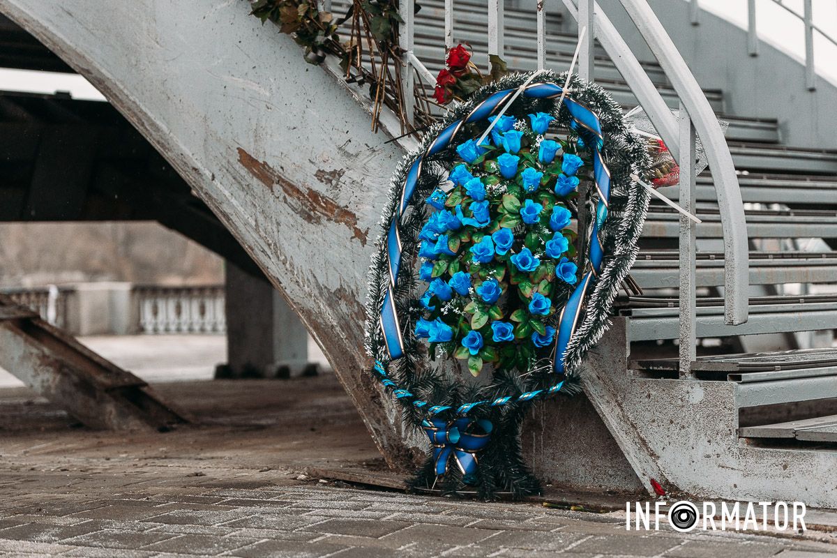 Кроме цветов установили венок