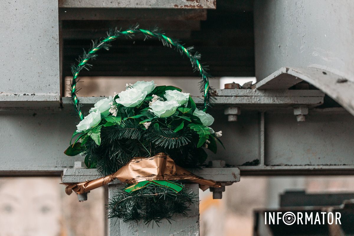 BMW въехал в опору пешеходного моста