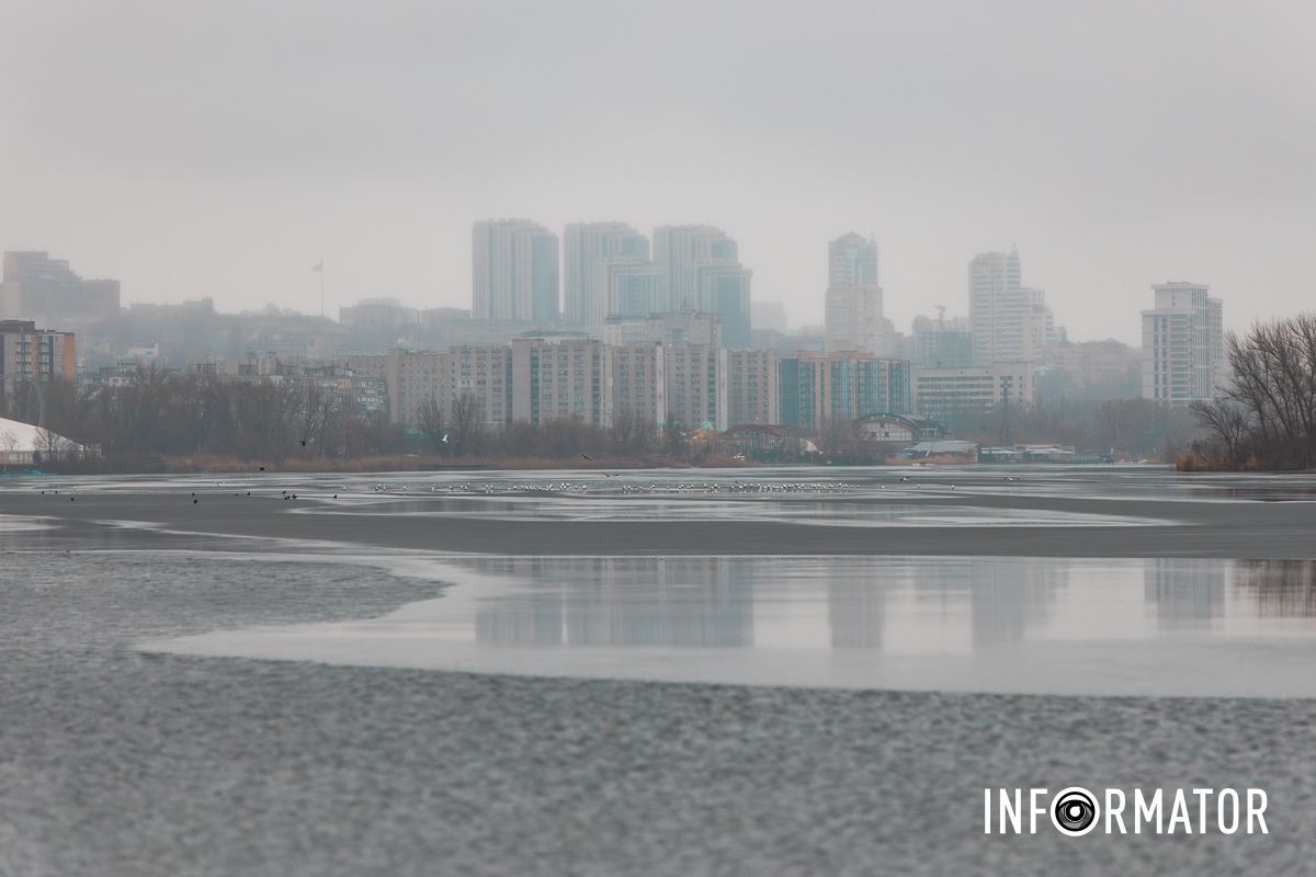 Ходити на лід все ж не варто: ріку Дніпро на Водохреще вкрило тонкою кригою 1