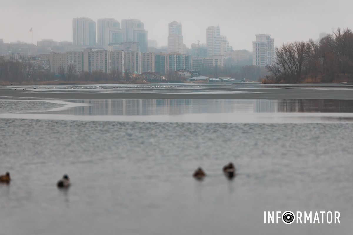 Ходити на лід все ж не варто: ріку Дніпро на Водохреще вкрило тонкою кригою 5