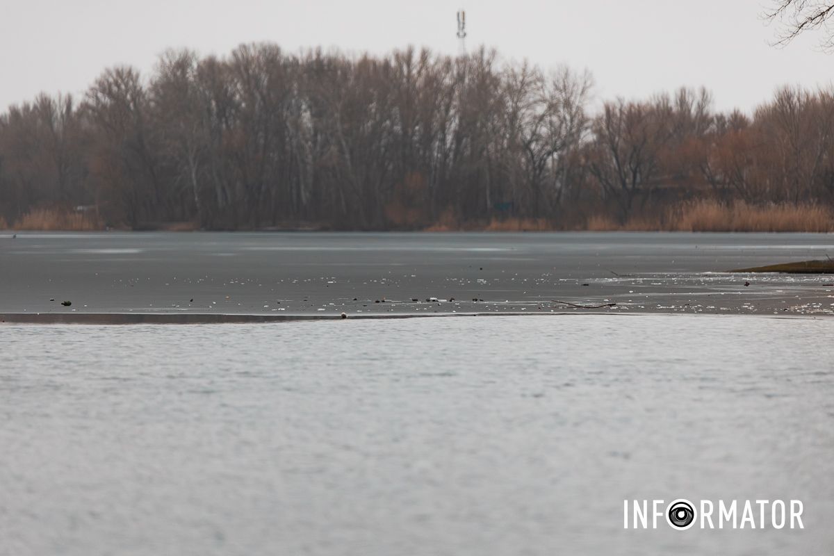 Ходити на лід все ж не варто: ріку Дніпро на Водохреще вкрило тонкою кригою 6
