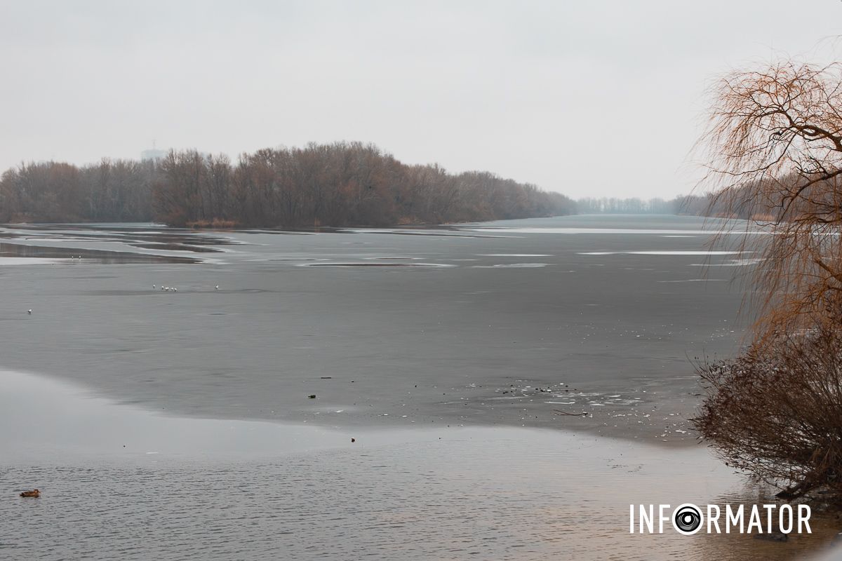 Ходити на лід все ж не варто: ріку Дніпро на Водохреще вкрило тонкою кригою 2