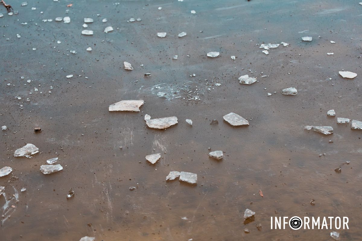 Ходити на лід все ж не варто: ріку Дніпро на Водохреще вкрило тонкою кригою 4