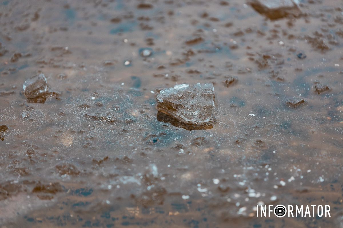 Ходити на лід все ж не варто: ріку Дніпро на Водохреще вкрило тонкою кригою 8