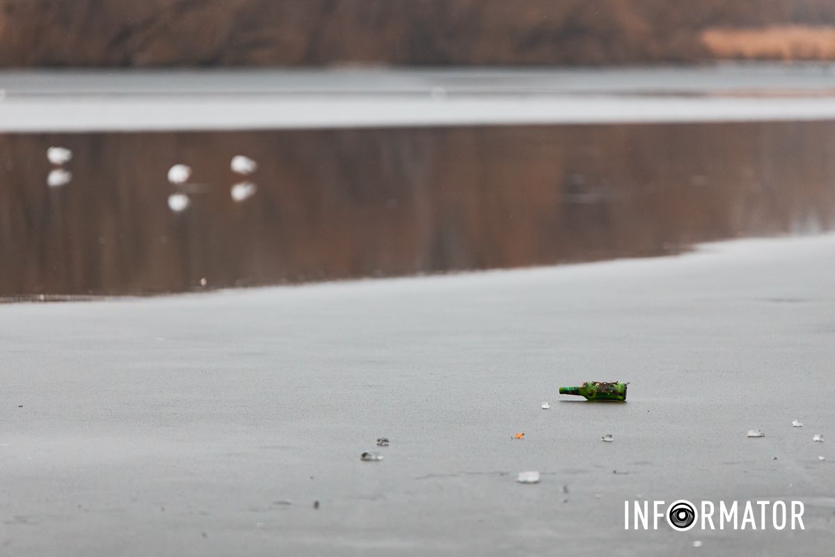 Ходити на лід все ж не варто: ріку Дніпро на Водохреще вкрило тонкою кригою 7