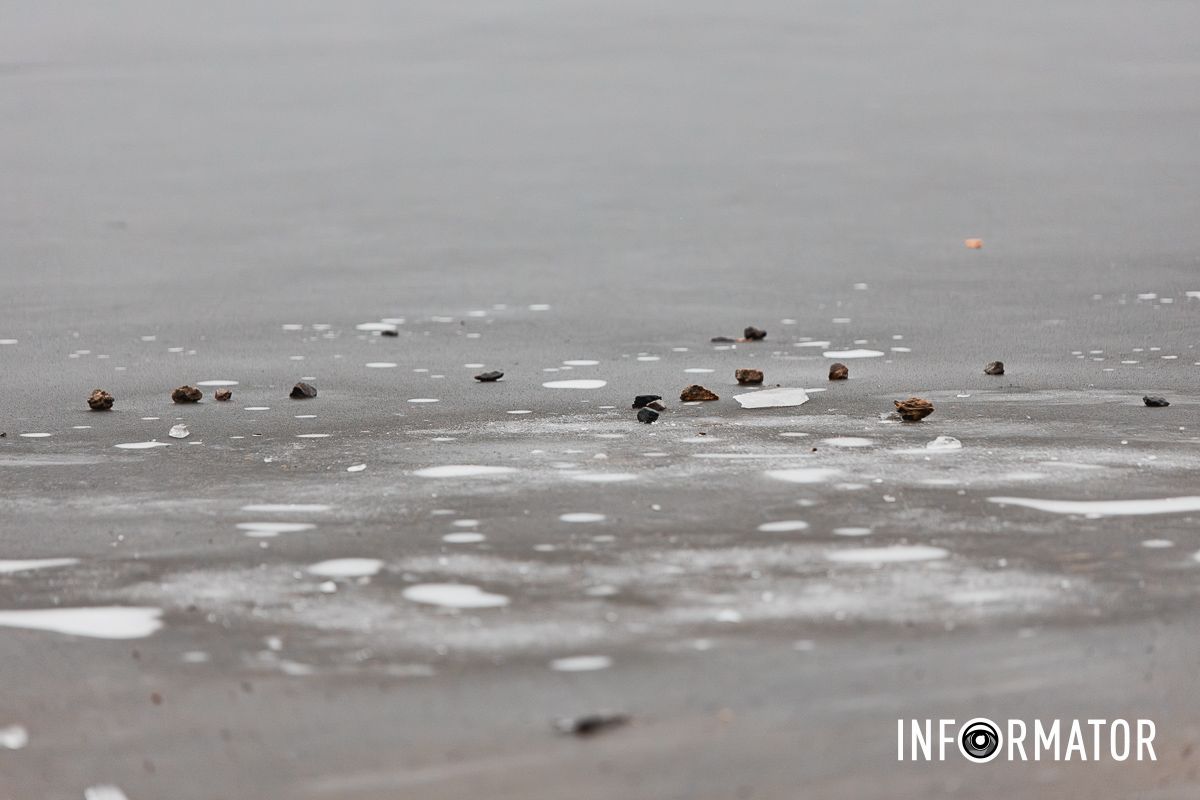 Ходити на лід все ж не варто: ріку Дніпро на Водохреще вкрило тонкою кригою 9