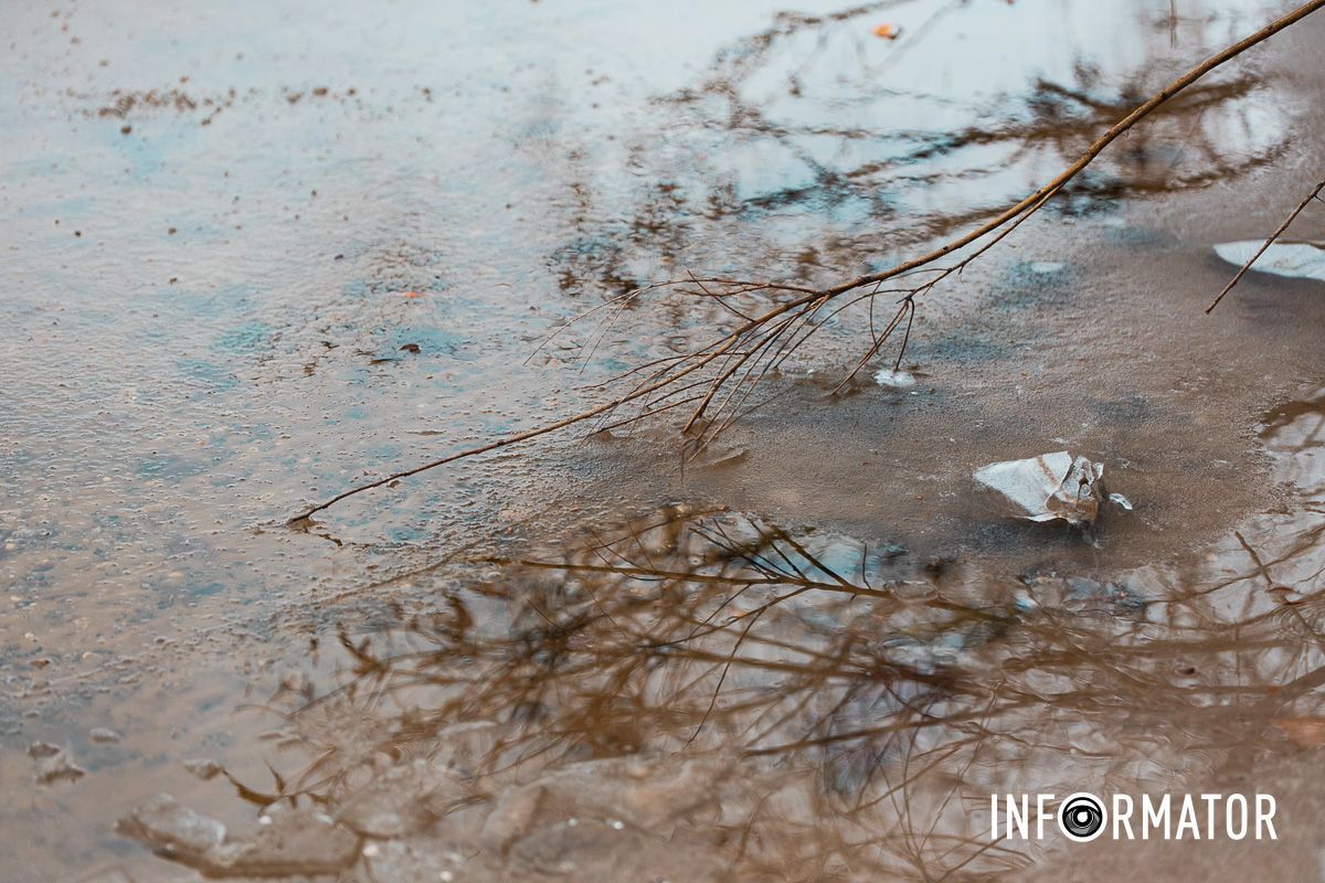 Ходити на лід все ж не варто: ріку Дніпро на Водохреще вкрило тонкою кригою 10