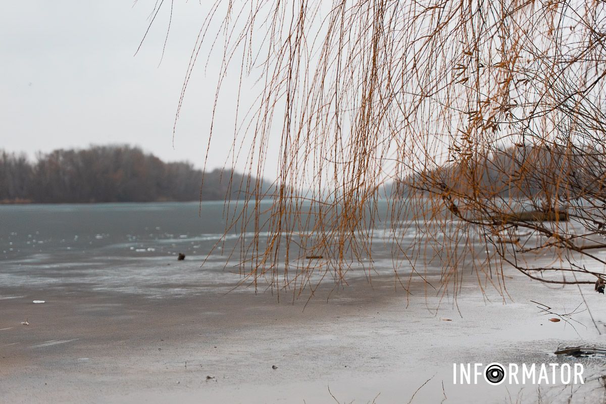 Ходити на лід все ж не варто: ріку Дніпро на Водохреще вкрило тонкою кригою 11